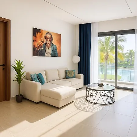 Pool View Apartment With Large Terrace 5 Min Walk To The Sea