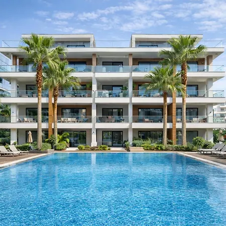 Pool View With Large Terrace 5 Min Walk To The Sea شقة