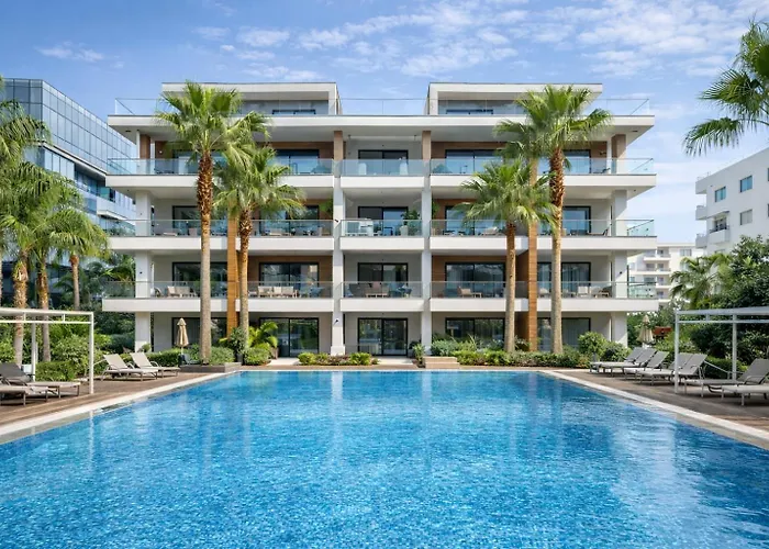 Pool View With Large Terrace 5 Min Walk To The Sea شقة